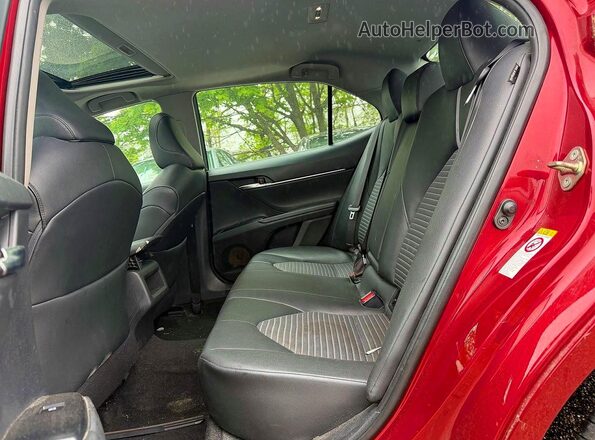4T1B11HK0JU500358 2018 TOYOTA CAMRY Red Front interior view