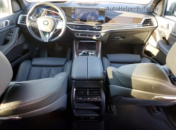 5UX13EU05T9065654 2026 BMW X5 Silver ხელსაწყოთა პანელის ხედი