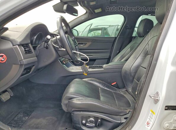 SAJBG4BV8GCY06179 2016 JAGUAR XF Белый Вид панели приборов