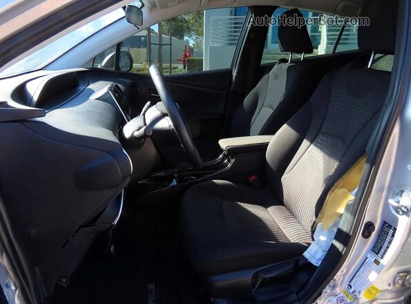JTDKARFU0J3067881 2018 TOYOTA PRIUS Silver Вид задніх сидінь
