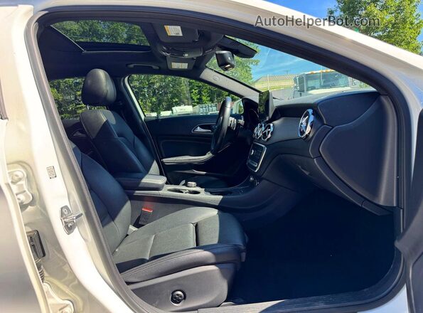 WDCTG4GB7JU000217 2018 MERCEDES-BENZ GLA-CLASS White Widok tylnych siedzeń