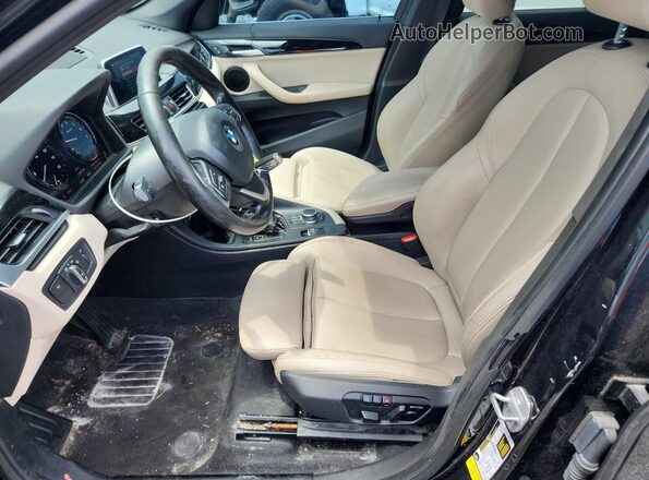 WBXHU7C30J3H43138 2018 BMW X1 Black Vista del salpicadero