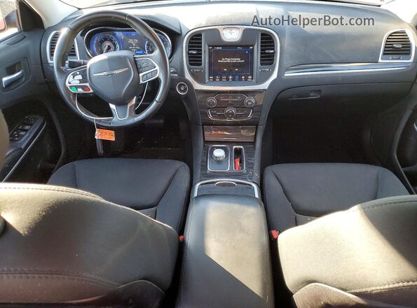 2C3CCAAG0KH673931 2019 CHRYSLER 300 Maroon Vista del salpicadero