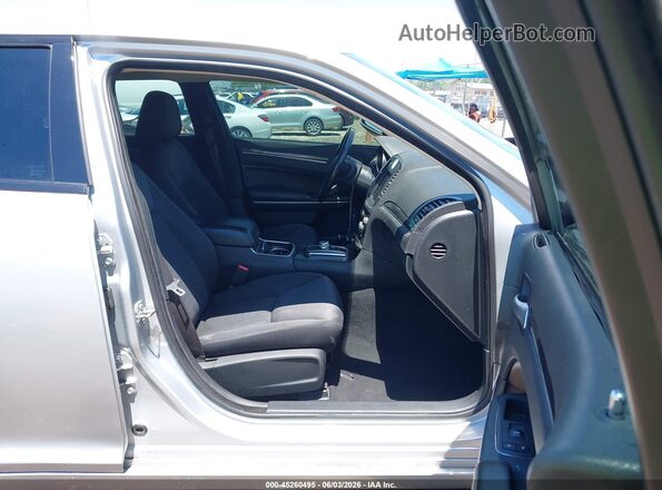 2C3CCAAG0LH239395 2020 CHRYSLER 300 Серебряный Вид салона спереди