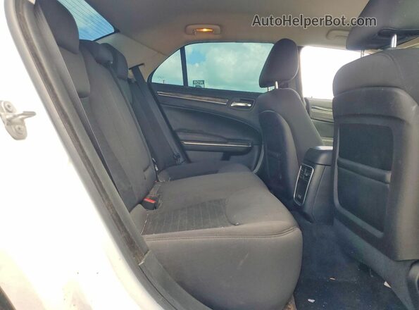 2C3CCAAG2JH279149 2018 CHRYSLER 300 White Vista de los asientos traseros