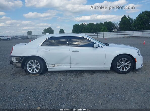 2C3CCAAG5GH212456 2016 CHRYSLER 300 White Widok wnętrza z tyłu