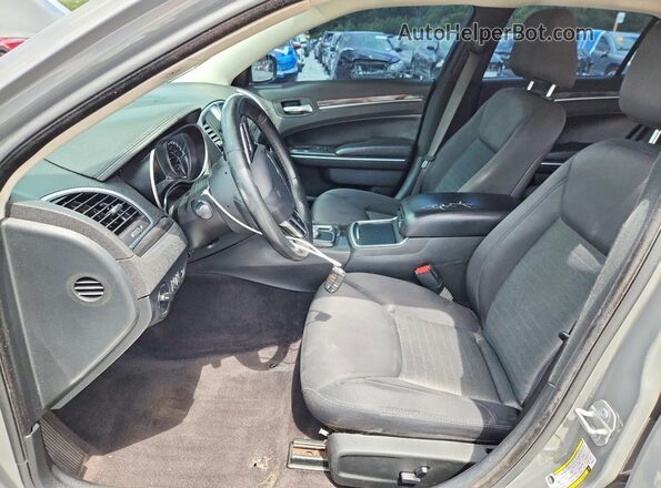 2C3CCAAG5JH283454 2018 CHRYSLER 300 Gray Front interior view