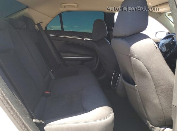 2C3CCAAG6PH666859 2023 CHRYSLER 300 White უკანა სავარძლების ხედი