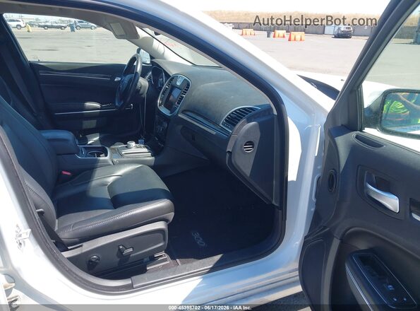 2C3CCAAG8JH117512 2018 CHRYSLER 300 White წინა სალონის ხედი