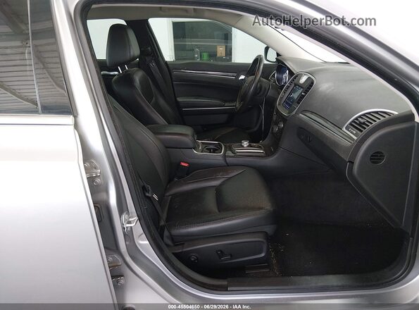 2C3CCAAG8JH280208 2018 CHRYSLER 300 Gray Front interior view
