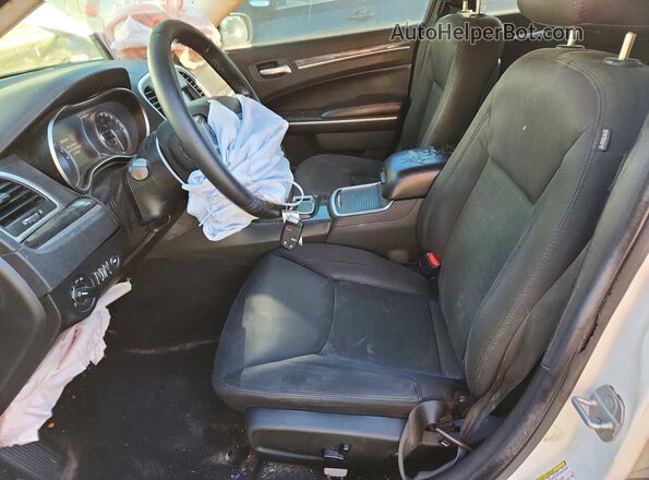 2C3CCAAG8KH700888 2019 CHRYSLER 300 White Սալոնի դիմացի տեսք