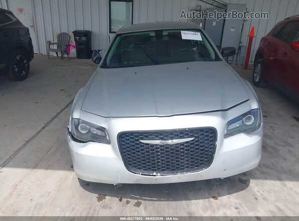 2C3CCAAG8KH746043 2019 CHRYSLER 300 Silver Vista del cuadro de instrumentos