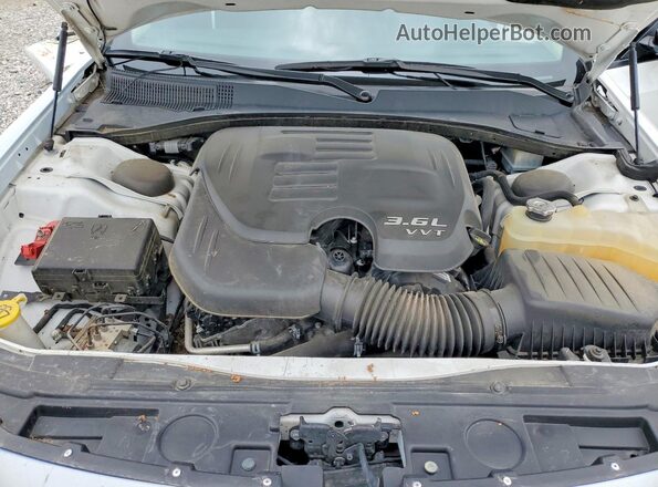 2C3CCAAG8NH259963 2022 CHRYSLER 300 White Rear interior view