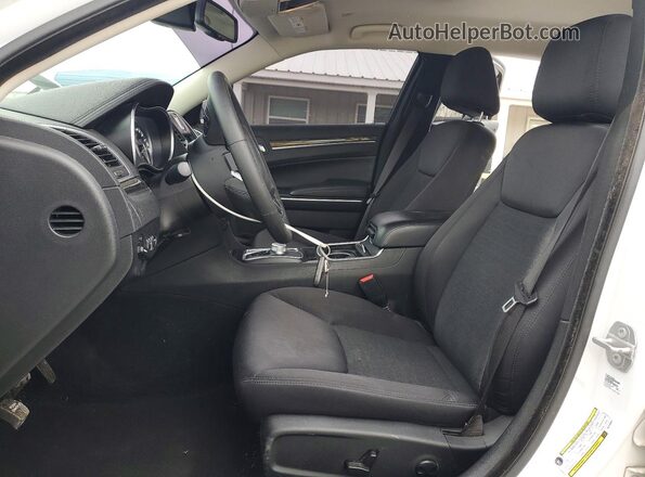 2C3CCAAG8NH259963 2022 CHRYSLER 300 White Front interior view