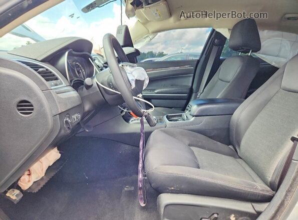 2C3CCAAG9NH209895 2022 CHRYSLER 300 Silver Front interior view