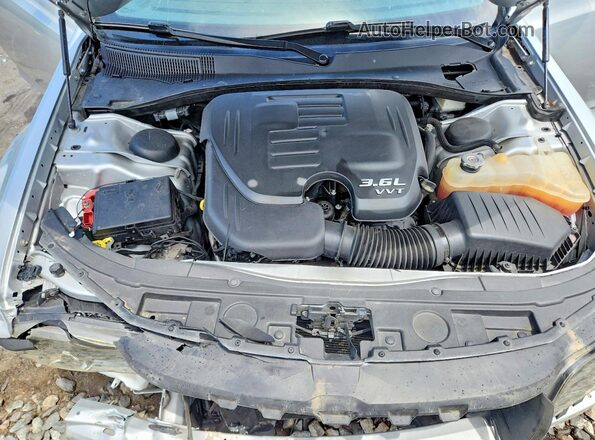 2C3CCAAG9NH209895 2022 CHRYSLER 300 Silver Rear interior view