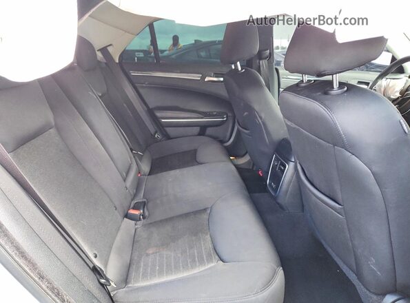 2C3CCAAG9NH209895 2022 CHRYSLER 300 Silver Rear seats view