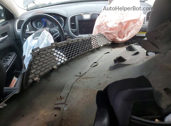 2C3CCAAGXJH190252 2018 CHRYSLER 300 Черный Вид панели приборов