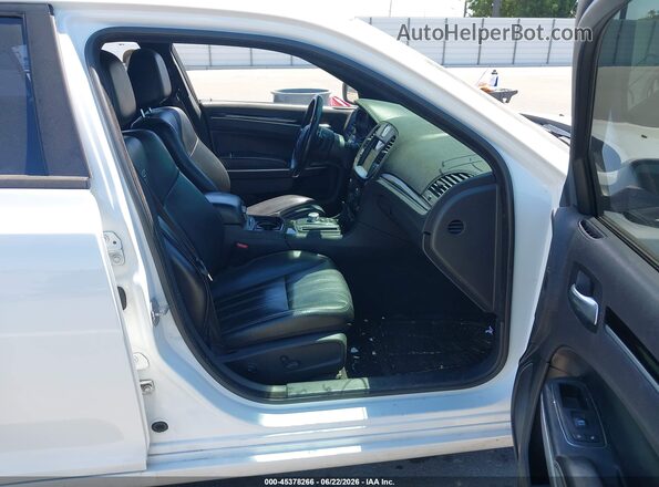 2C3CCABG0JH240168 2018 CHRYSLER 300 White Front interior view
