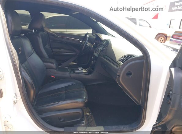 2C3CCABG8HH664675 2017 CHRYSLER 300 Белый Вид салона спереди