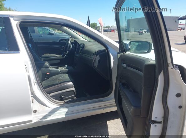 2C3CCAEG0HH570589 2017 CHRYSLER 300 Белый Вид салона спереди