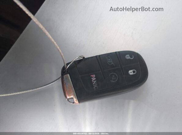 2C3CCAEG0HH570589 2017 CHRYSLER 300 Белый Вид панели приборов