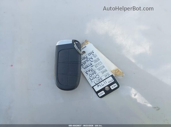 2C3CCAEG0HH582368 2017 CHRYSLER 300 Красный Вид панели приборов
