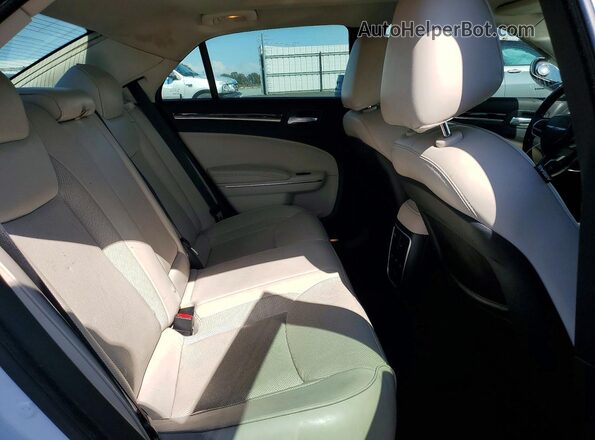2C3CCAEG0HH662382 2017 CHRYSLER 300 Белый Вид задних сидений