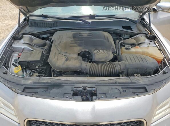 2C3CCAEG2JH198744 2018 CHRYSLER 300 Silver Սալոնի հետևի տեսք