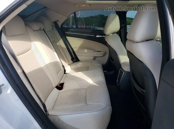 2C3CCAEG3JH227670 2018 CHRYSLER 300 White Widok tylnych siedzeń
