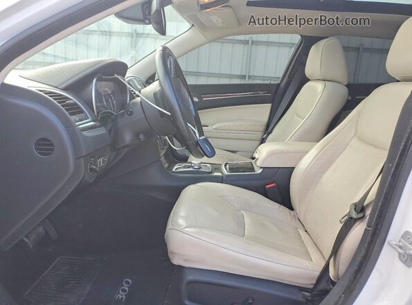 2C3CCAEG3JH227670 2018 CHRYSLER 300 White Widok wnętrza z przodu
