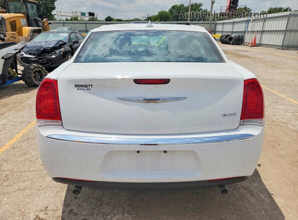 2C3CCAEG5JH154060 2018 CHRYSLER 300 White Rear view