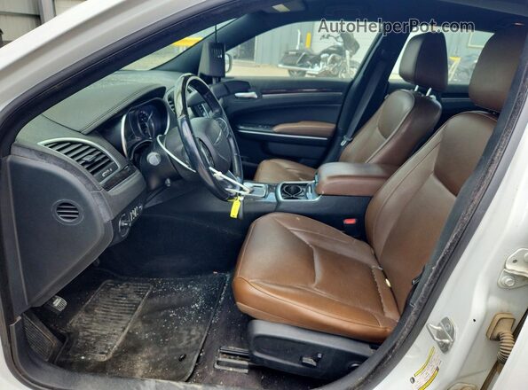 2C3CCAEG5JH154060 2018 CHRYSLER 300 White Front interior view