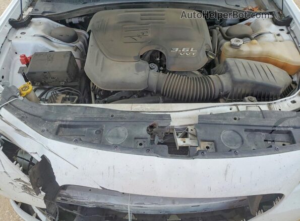 2C3CCAEGXLH145812 2020 CHRYSLER 300 White Widok wnętrza z tyłu