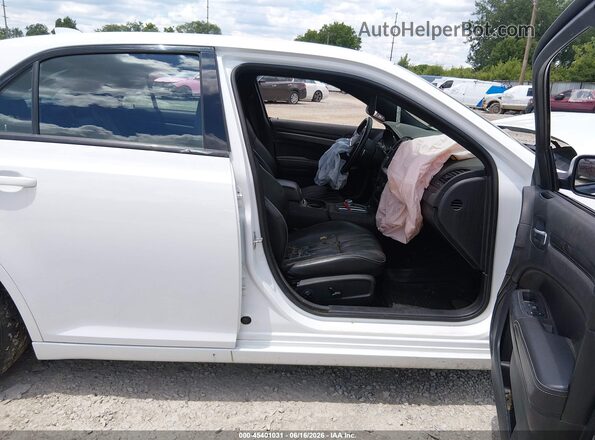 2C3CCAGG2GH253229 2016 CHRYSLER 300 White Front interior view