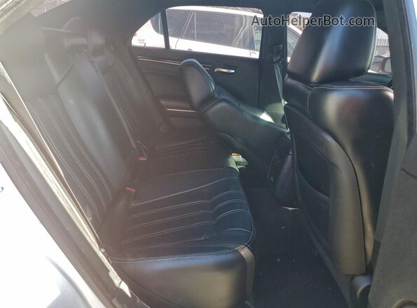 2C3CCAGG3JH175163 2018 CHRYSLER 300 White Հետևի նստատեղերի տեսք