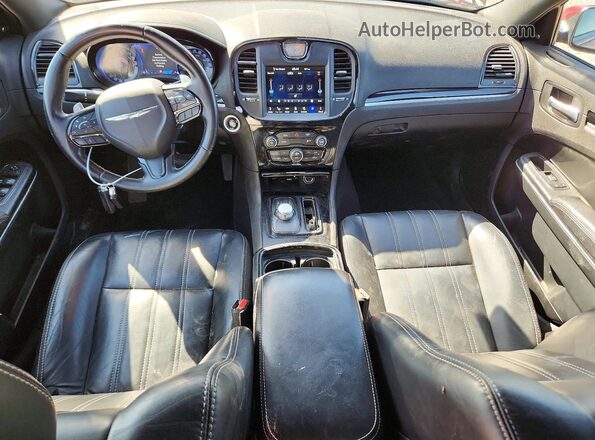 2C3CCAGG5JH256326 2018 CHRYSLER 300 Burgundy Vista del salpicadero