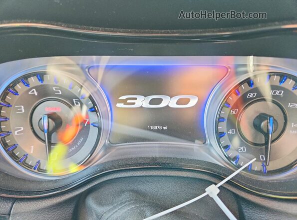 2C3CCAGG5JH256326 2018 CHRYSLER 300 Burgundy Vista del cuadro de instrumentos