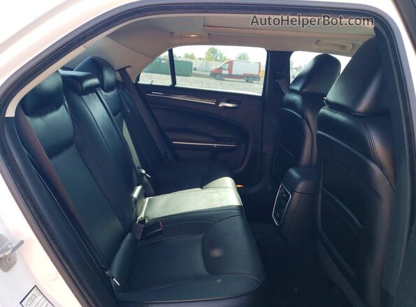 2C3CCAKG0KH649109 2019 CHRYSLER 300 White Vista de los asientos traseros