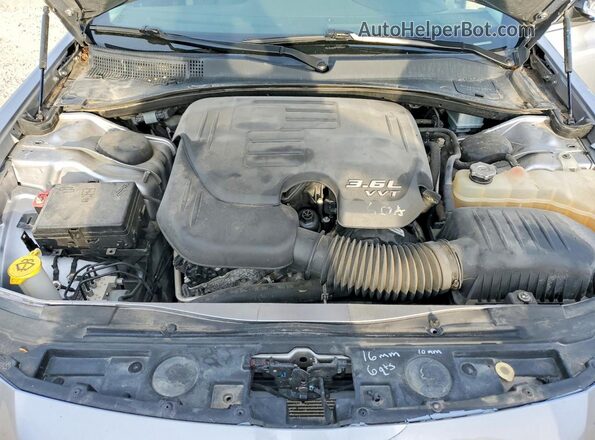 2C3CCAKG6HH566602 2017 CHRYSLER 300 Silver Widok wnętrza z tyłu