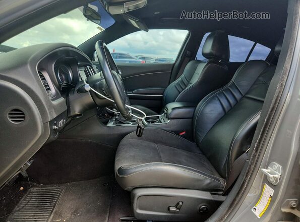 2C3CDXBG8JH331589 2018 DODGE CHARGER Gray Widok wnętrza z przodu