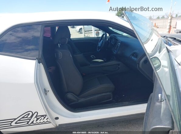2C3CDZAG6HH629288 2017 DODGE CHALLENGER White Widok wnętrza z przodu