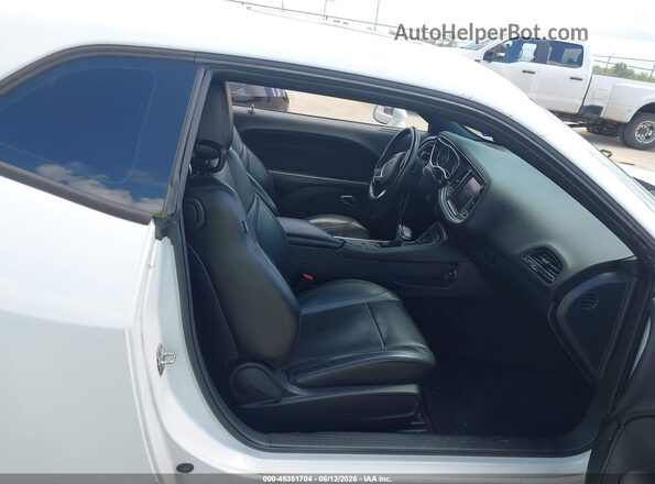 2C3CDZAG6JH258123 2018 DODGE CHALLENGER Белый Вид салона спереди