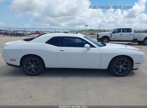 2C3CDZAG6JH258123 2018 DODGE CHALLENGER Белый Вид задней части салона
