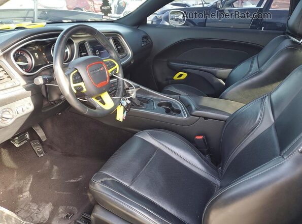 2C3CDZAG7JH258762 2018 DODGE CHALLENGER Серебряный Вид панели приборов
