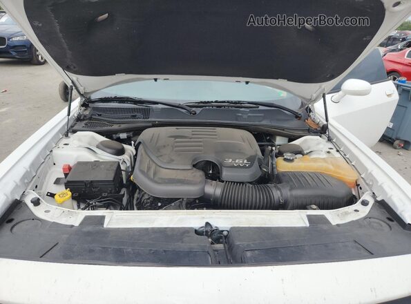 2C3CDZAG7KH751780 2019 DODGE CHALLENGER White Widok wnętrza z tyłu