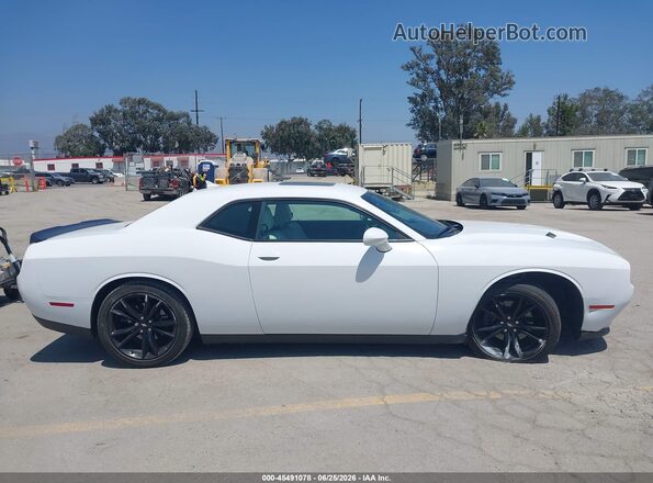 2C3CDZAG8JH218996 2018 DODGE CHALLENGER Белый Вид задней части салона