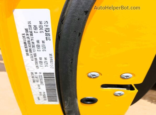 2C3CDZAGXJH200127 2018 DODGE CHALLENGER Yellow Engine compartment view