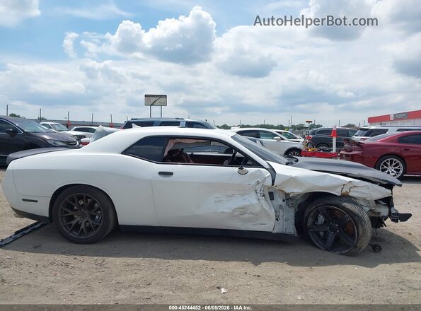 2C3CDZDJ7GH235868 2016 DODGE CHALLENGER White Widok wnętrza z tyłu
