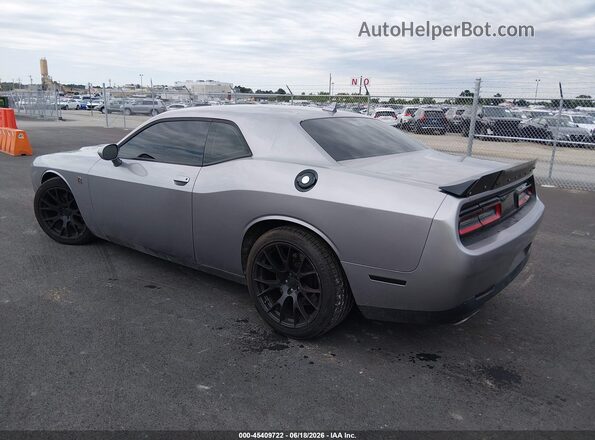 2C3CDZFJ1JH241122 2018 DODGE CHALLENGER Серебряный Задняя левая четверть